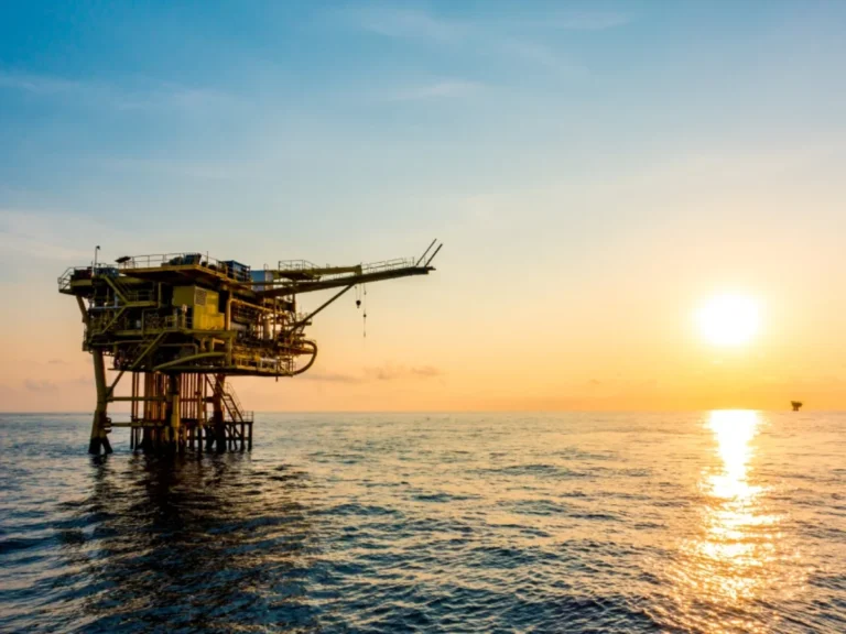 Previsioni prezzo del Petrolio: quali sono le aspettative a breve, medio e lungo termine?