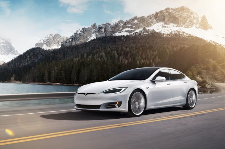 Azioni Tesla: vendere, comprare o mantenere? Analisi e Previsioni